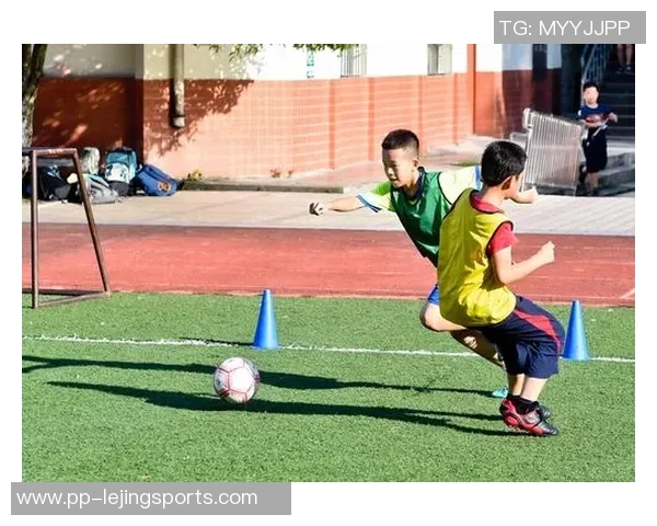 抱着足球入梦乡的孩子们与他们的梦想与希望